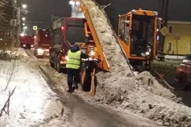 Ночью 28 декабря дорожники вывезли почти 2000 кубометров снега с улиц Иванова