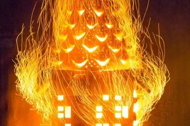Ивановские керамисты в новогоднюю ночь устроили грандиозный фейерверк внутри глиняного дома с елкой
