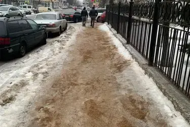 "Даже намека на посыпку нет": в Иванове дорожники продолжают борьбу с гололедицей