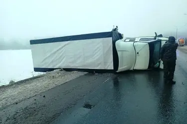 В Залесье на трассе Иваново-Ярославль "Газель" столкнулась с Volkswagen и опрокинулась