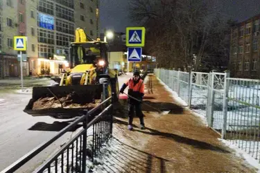 В ночь на 16 января в Иванове рабочие посыпали тротуары и дороги