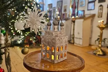 Керамист из Ростова-на-Дону создала мини-копии колокольни и храма Иоанна Предтечи в селе Парское