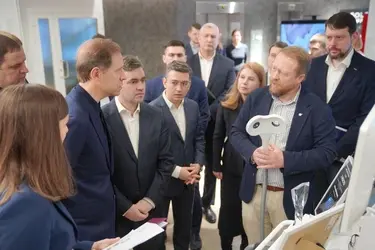 Ивановский "Нейрософт" показал Денису Мантурову уникальное медицинское оборудование