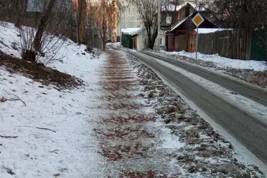 "Сплошной лед на пешеходных дорожках": ивановцы продолжают жаловаться на скользкие тротуары