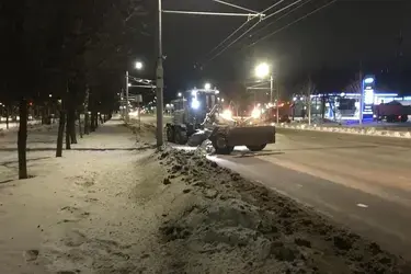 В Иванове ночью на борьбу с гололедом вышла 21 КДМ