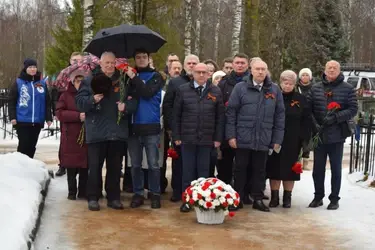 Ивановцы на воинском захоронении в Балино почтили память жертв блокадного Ленинграда