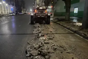 Ночью в Иванове бригады рабочих убирали наледь на остановках