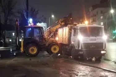 Рабочие в Иванове ночью 30 января убирали наледь с центральных улиц