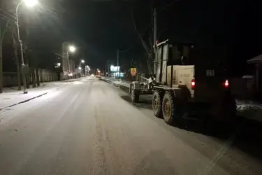 Гололед не пройдет: в Иванове дорожники обрабатывали проезжую часть и тротуары