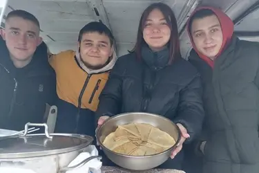 Автобус "Добруша" в Иванове кормит бездомных блинами