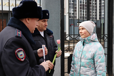 В Иванове участковые вручали женщинам тюльпаны