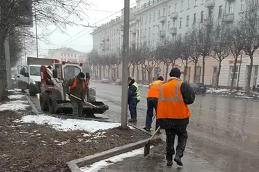 Не 2 метра, а километры: в мэрии Иванова объяснили, почему одну дорогу убирает целая бригада