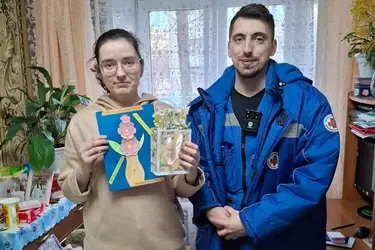 Врачи скорой помощи в Иванове 8 марта дарили пациенткам цветы и открытки