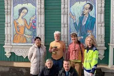 Шуйский художник расписал окна дома – подопечного "Том Сойер Феста"