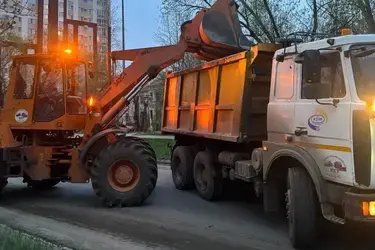 Ивановские дорожники латают ямы у памятника Героям фронта и тыла на Шереметевском