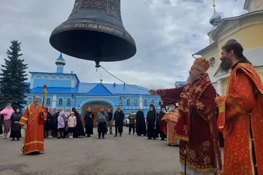 На звонницу Николо-Шартомского монастыря подняли двухтонный колокол