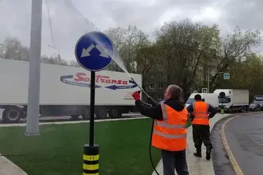 В Иванове дорожники моют знаки, ограждения и островки безопасности