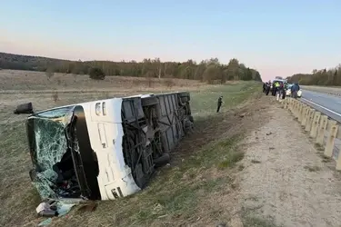 Во Владимирской области ночью опрокинулся автобус с туристами