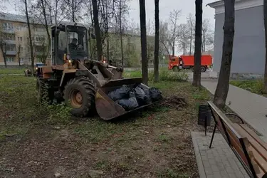 В Иванове рабочие вывозят горы мусора после весенних субботников