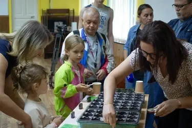 Шуйские школьники посадили "деток" главной новогодней елки страны