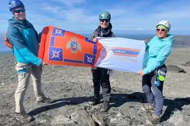 Студент Ивановской пожарно-спасательной академии развернул флаг МЧС России в Хибинах