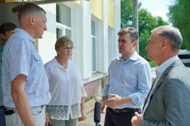 Станислав Воскресенский проверил ход ремонта в двух школах Приволжска