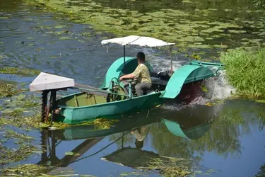 На Уводи выкашивают водную растительность