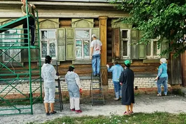 Томы Сойеры в Шуе начали шкурить и красить второй старинный дом за лето