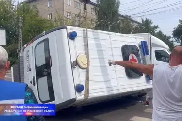 Полиция опубликовала видео с места ДТП с участием скорой и трех машин в Иванове