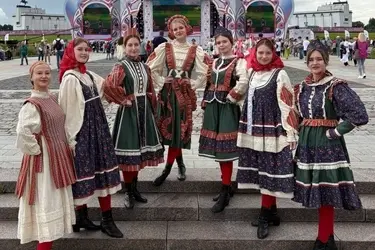 Коллекция одежды из Шуи с историческими рисунками блеснула на фестивале "Русское поле" на Поклонной горе