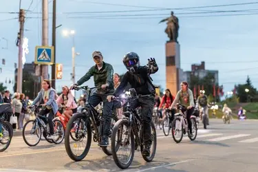 В Иванове участники велопробега в честь 80-летия Победы зажигали свечи и пели "Катюшу"