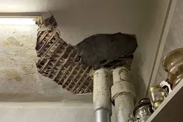 Часть потолка рухнула в муниципальной квартире на улице Кольцова в Иванове