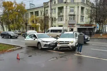В Иванове у бывшего главка Toyota Camry врезалась в Renault Duster