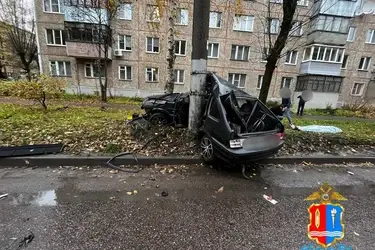 В Иванове водитель "Лады Самары" протаранил столб и погиб на месте ДТП