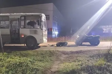 В Родниках пьяный квадроциклист врезался в автобус и попал в больницу