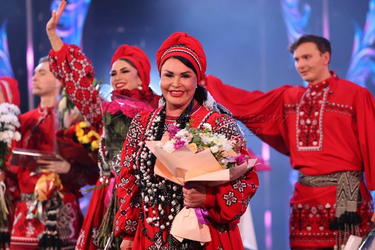 Холуйские мастера одели Надежду Бабкину и ее артистов в расшитые ярко-красные наряды