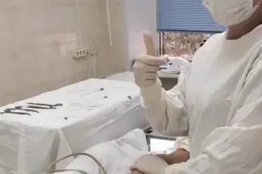 В 7 горбольнице ивановец читал врачам стихи Некрасова прямо на операционном столе