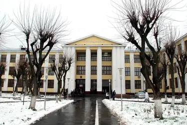 Строители отремонтируют крышу здания Текстильного института в Иванове