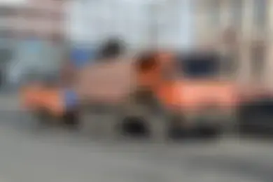 В Иванове рабочие проводят весеннюю уборку смёта на дорогах    