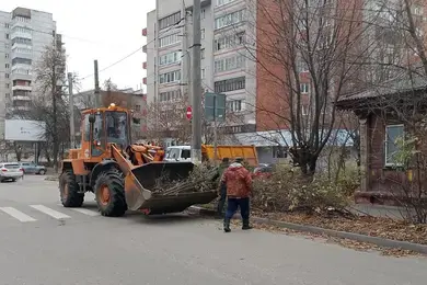 В Иванове рабочие убирают последствия стихийных свалок