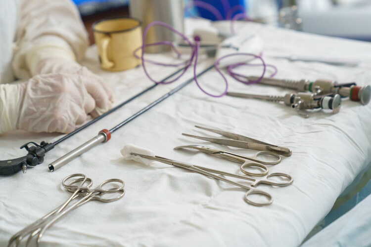  Все необходимые хирургические инструменты готовы к применению.
