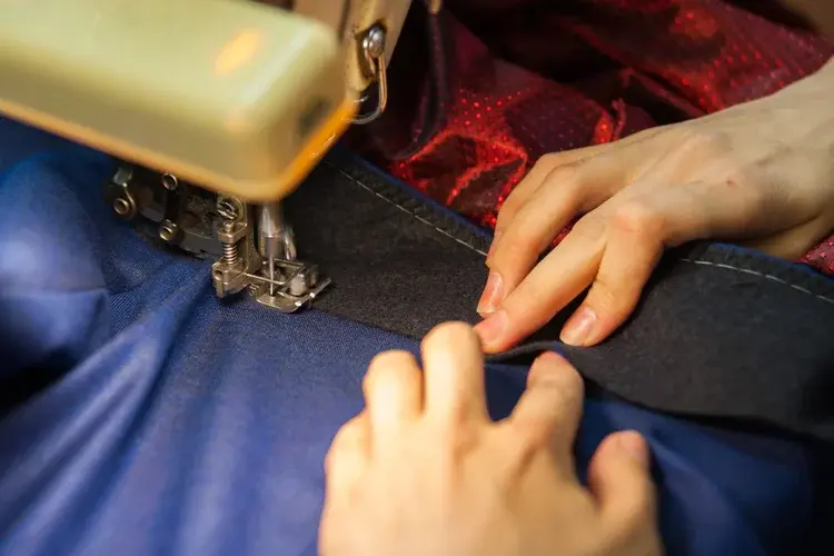 Для устойчивости формы полочек пиджака пришивают специальные прокладки.