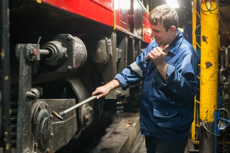 Приемщик Андрей Бибик принимает локомотив после ремонта (проверяет протяжку болтов)