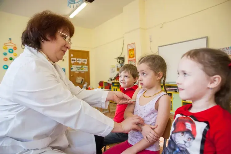 В детских садах медсестры начали измерять воспитанникам температуру