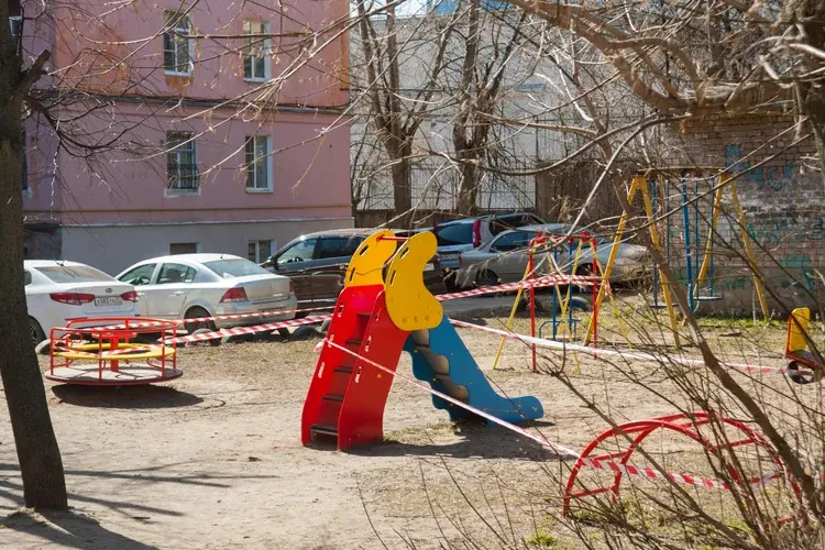 На детских площадках играть тоже опасно.