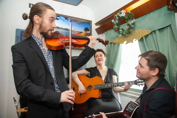 Небольшой струнный оркестр играл для пассажиров дореволюционные мелодии