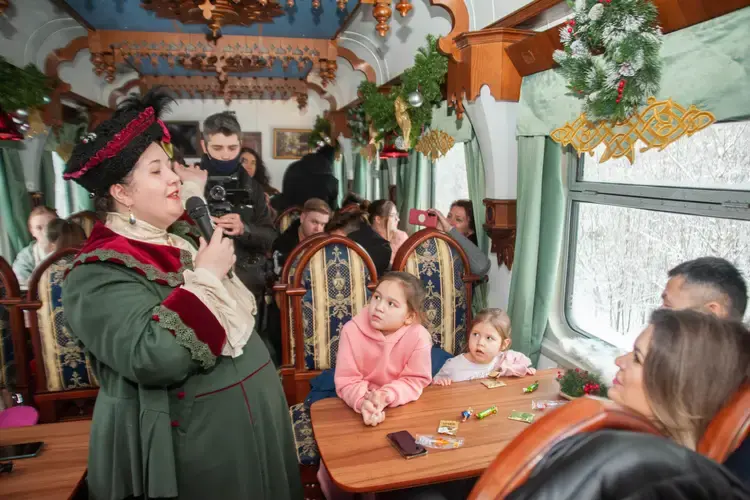 По пути экскурсоводы рассказывали туристам об истории железнодорожного строительства в России