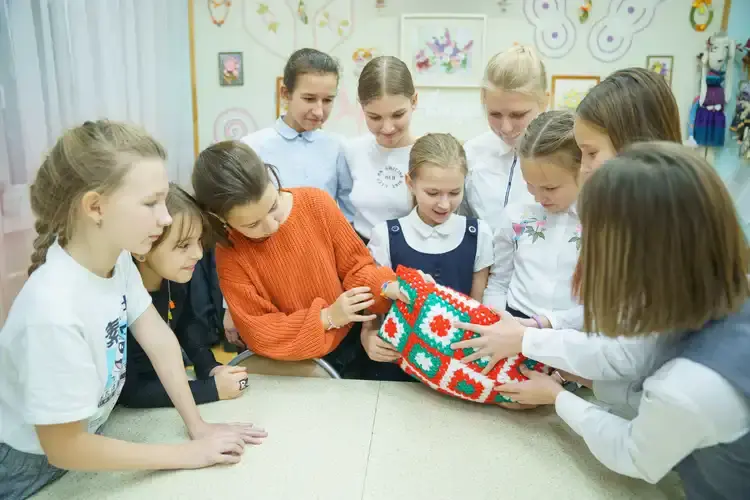 Настя Колочихина (в центре) связала подушку в подарок родителям к Новому году.