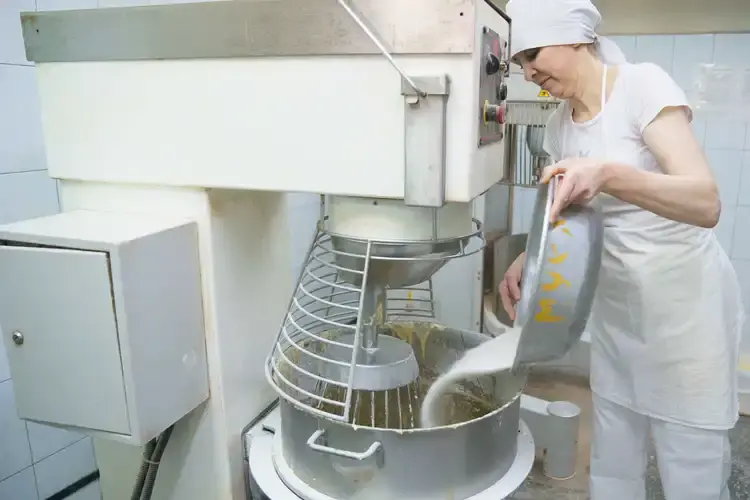 Любовь Ларина 18 лет назад пришла на производство рядовым сотрудником, теперь работает в должности бригадира. Дома любит печь пироги.