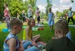 Молодые мамы приводят на  йогу детей.